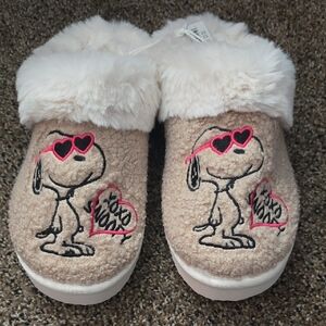 American Eagle Peanuts Snoopy scuff slippers with a faux fur lining and "XOXO